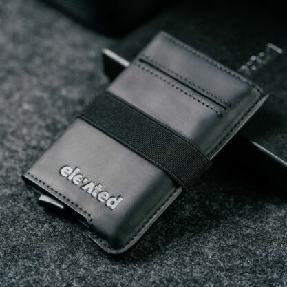Mustast Crazy Horse nahast valmistatud õhuke kaarditasku Elevated Extra Slim 1.0 koos elastse sularahapaelaga.