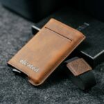 kaarditasku-elevated-extra-slim-pruun-eemaldatava-paelaga Elevated Extra Slim 1.0 pähklipruun kaarditasku koos eemaldatud elastse paelaga, näidates toote minimalistlikku disaini.