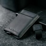 minimalistlik-kaarditasku-elevated-extra-slim-must-eemaldatud-paelaga Minimalistlik must kaarditasku Elevated Extra Slim 1.0, kui sellelt on eemaldatud elastne sularahapael.