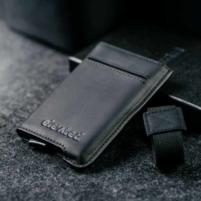 minimalistlik-kaarditasku-elevated-extra-slim-must-eemaldatud-paelaga Minimalistlik must kaarditasku Elevated Extra Slim 1.0, kui sellelt on eemaldatud elastne sularahapael.