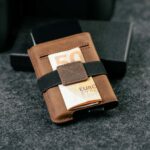 Pähklipruun (Nut Brown) Crazy Horse nahast kaarditasku Elevated Extra Slim 1.0, mille eemaldatav kummipael hoiab sularaha.