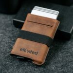 pop-up-kaarditasku-elevated-extra-slim-pruun-kaartidega Pruun Elevated Extra Slim 1.0 kaarditasku, mille pop-up mehhanism on aktiveeritud ja pangakaardid on nähtaval.