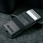 rfid-kaarditasku-elevated-extra-slim-must-pop-up-mehhanism Musta Elevated Extra Slim 1.0 kaarditasku RFID-kaitsega alumiiniumist sisemus, kust on pop-up mehhanismiga kaardid välja lükatud.