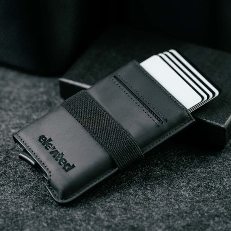 rfid-kaarditasku-elevated-extra-slim-must-pop-up-mehhanism Musta Elevated Extra Slim 1.0 kaarditasku RFID-kaitsega alumiiniumist sisemus, kust on pop-up mehhanismiga kaardid välja lükatud.